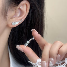 Load image into Gallery viewer, Flower Stud Earrings
